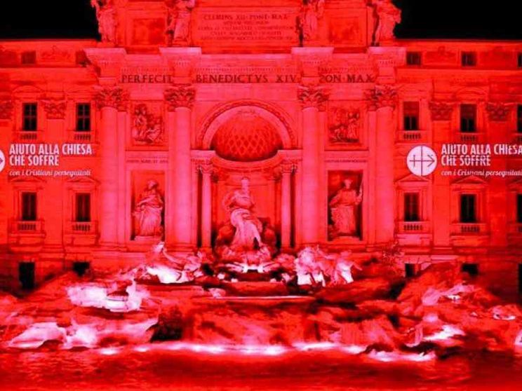 200 milioni di cristiani perseguitati E la Fontana di Trevi si tinge di rosso