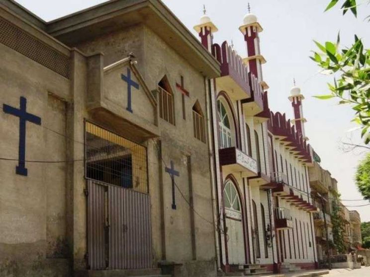 Pakistan, la moschea attaccata alla chiesa