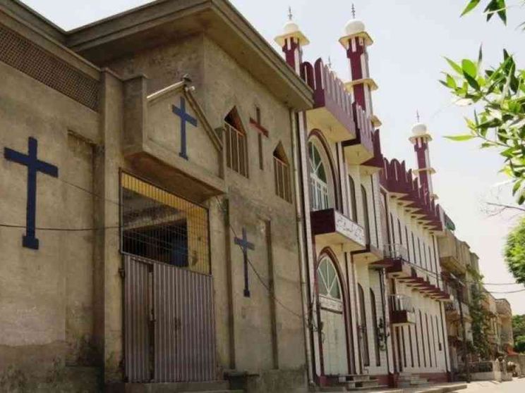 Pakistan, la moschea attaccata alla chiesa