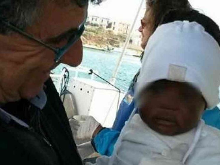 Richieste di adozione per la neonata orfana