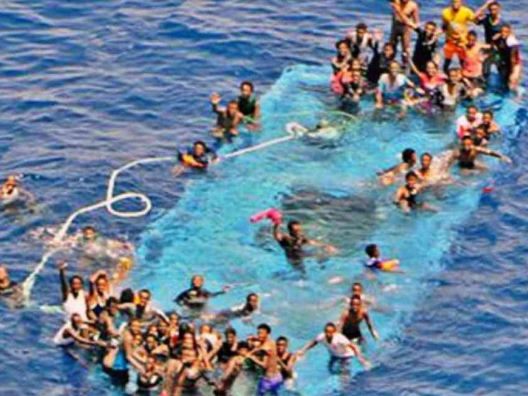 Soccorsi 4.000 migranti, nuove vittime Ma la vita vince: Alex nasce sulla nave