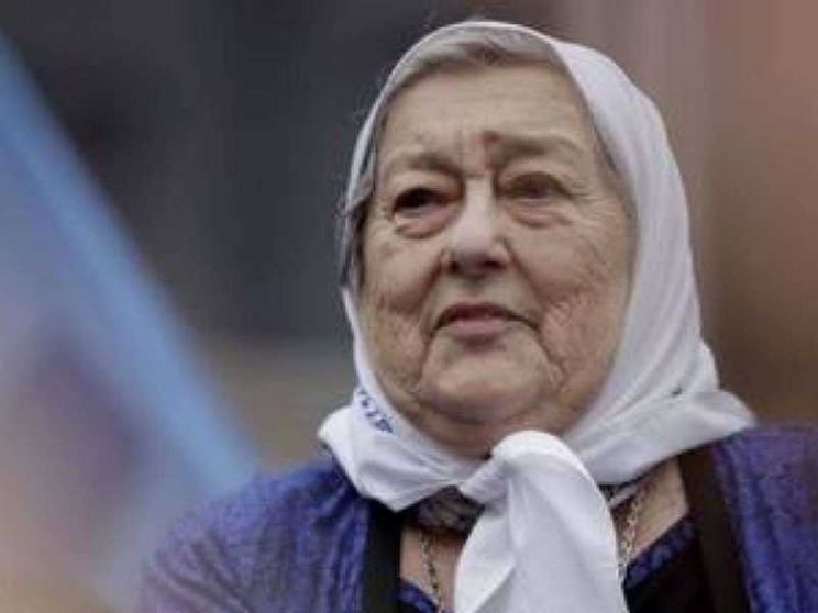Il Papa abbraccia Hebe de Bonafini