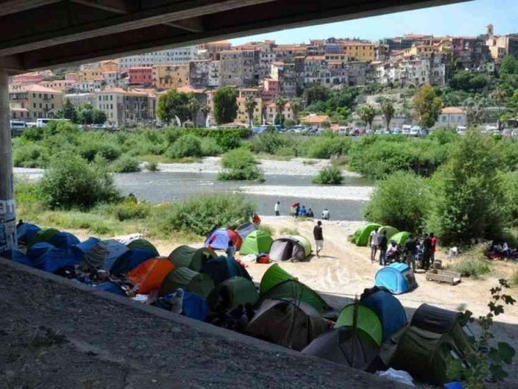 Ventimiglia, 150 profughi in parrocchia Il vescovo: aprite le porte ai migranti
