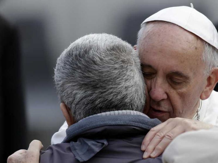 Il Papa dona scooter elettrico a anziani disabili