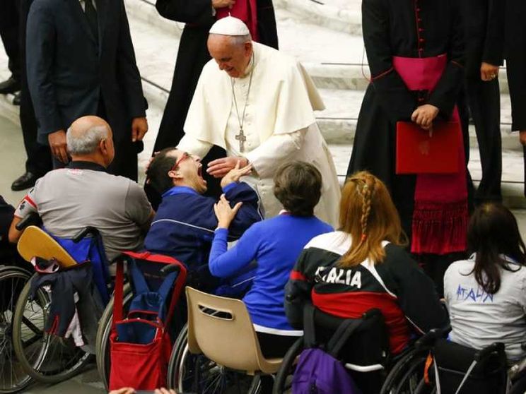 Giubileo: disabili «aiutano» il Papa nella Messa