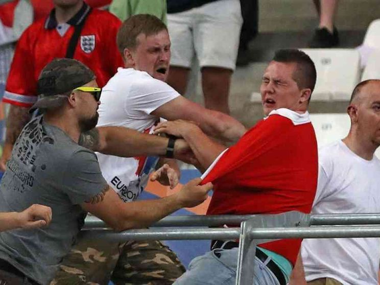 Disarmiamo il tifo (e tutto il calcio)