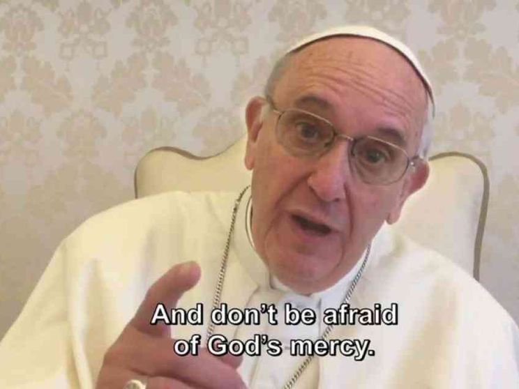 Il Papa: «Un'opera di misericordia in ogni città»