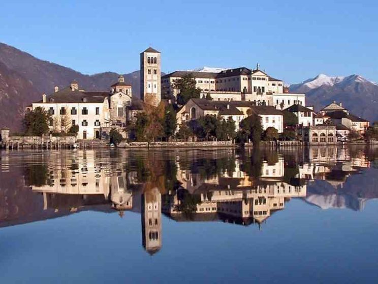 Isola di San Giulio, Novara: «La preghiera e il silenzio»