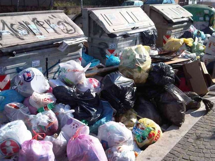 Roma assediata dai rifiuti. Perché?