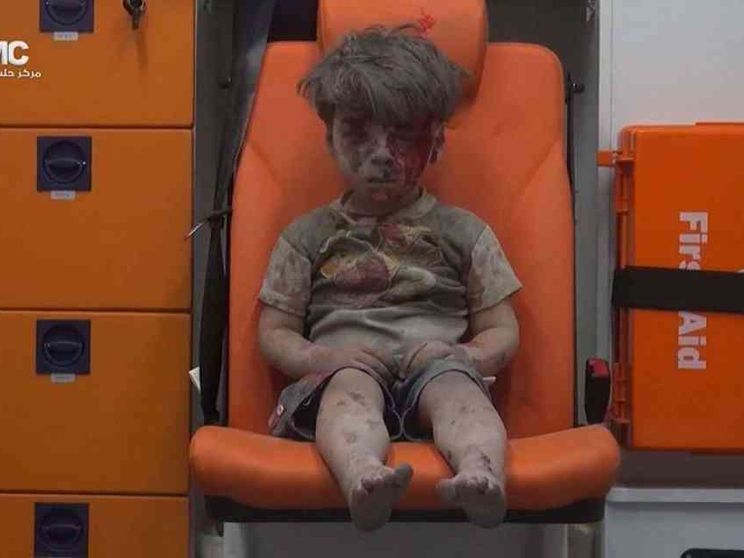 Bombe su Aleppo, il dolore dei bimbi