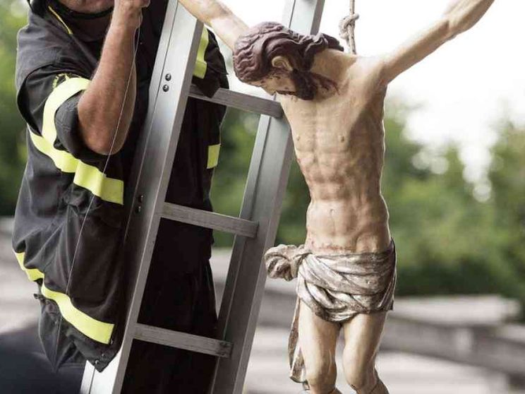 I funerali ad Amatrice. «Non uccide il terremoto, ma le opere dell'uomo»