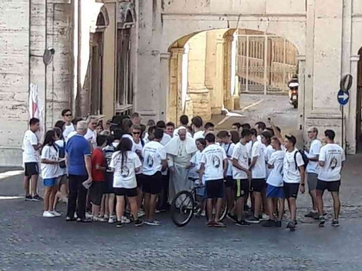 Il Papa a sorpresa saluta i pellegrini in bici