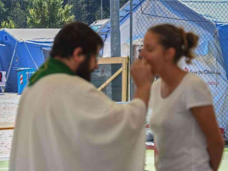Sisma, quei preti giorno e notte con gli sfollati