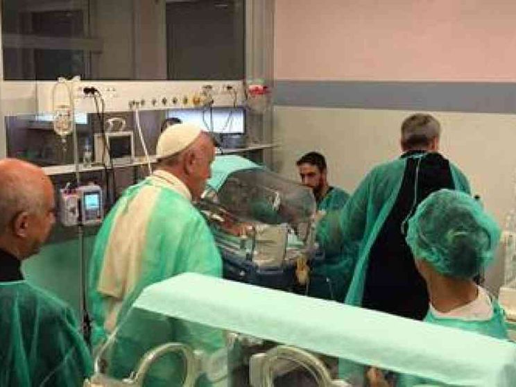 Il Papa visita a sorpresa due ospedali