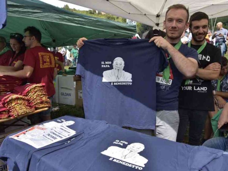 Giù le mani dai Papi