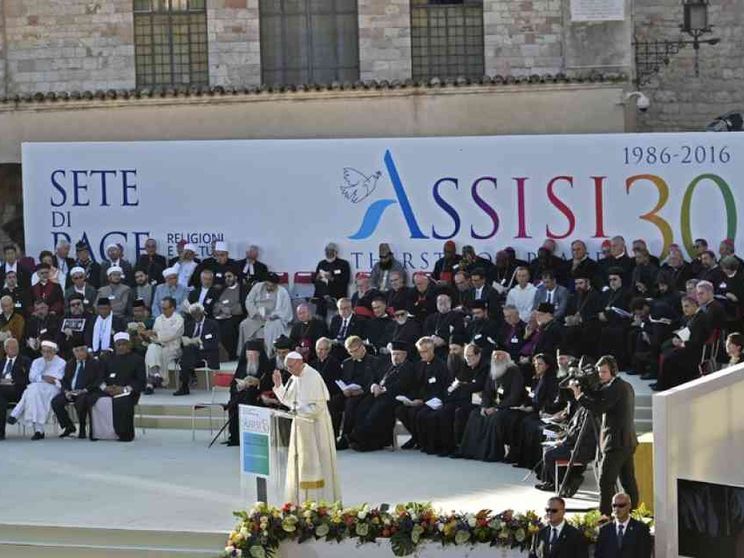 Il Papa ad Assisi: solo la pace è santa