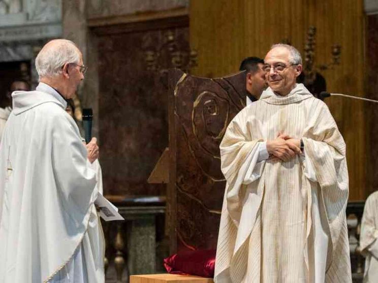 Un domenicano celebra Messa per l'apertura della Congregazione generale dei gesuiti. È la prima volta nella storia