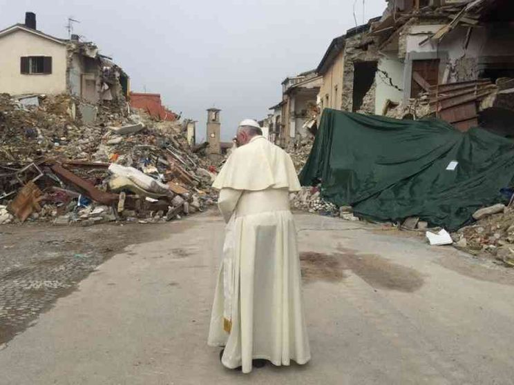 Francesco tra i terremotati: «Guardate avanti»