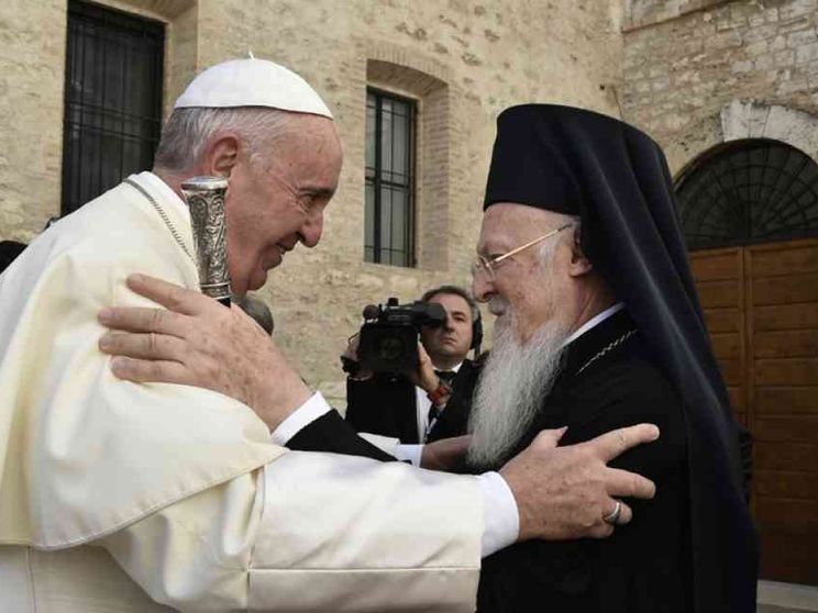 Papa Francesco, la pace di Assisi e la guerra globale: è il tempo del «noi»