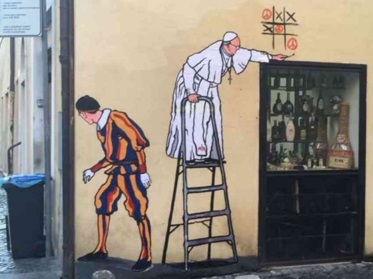 Spunta un murales con il Papa che gioca a tris per la pace