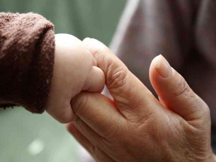 Cei: avere cura di nonni e bambini, ecco la società che guarda al futuro