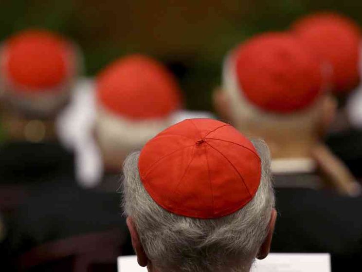 L'uomo che sul web cataloga i vescovi del mondo