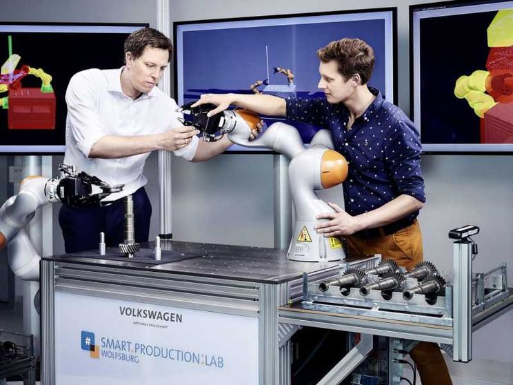 Volkswagen, uomo e robot lavorano insieme