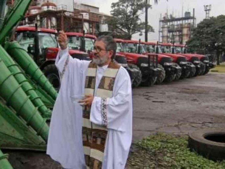 Prete anti-narcos «suicidato», giallo in Argentina