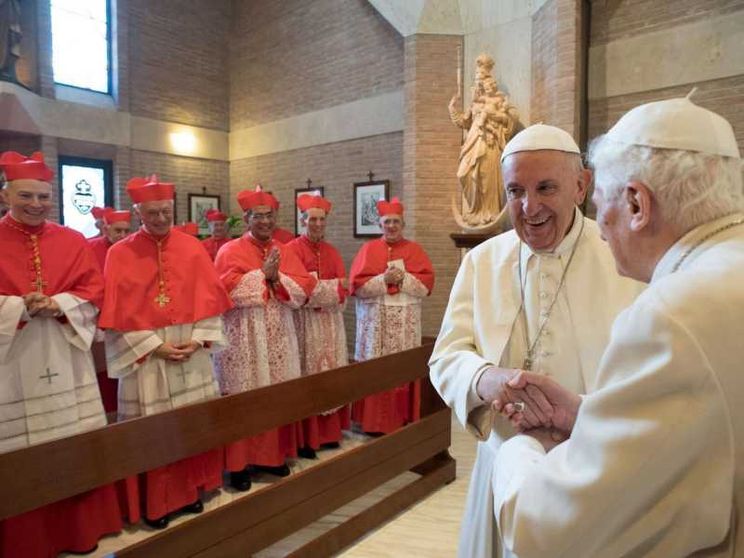 Il Papa emerito abbraccia i cardinali e prega con loro