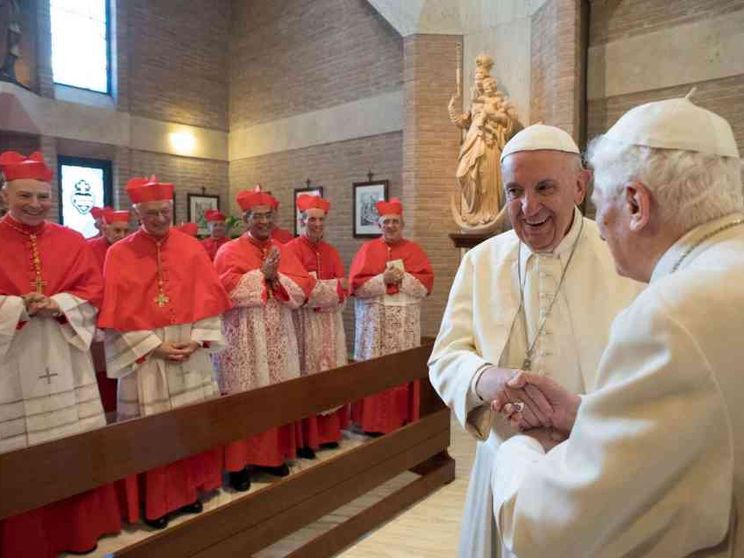 Il Papa emerito abbraccia i cardinali e prega con loro