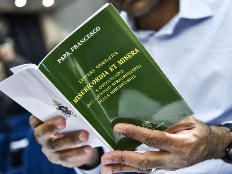 «Tutti i sacerdoti possono assolvere chi procura l'aborto»