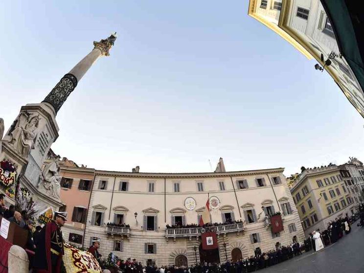 Papa Francesco all'Immacolata: ti porto i più deboli