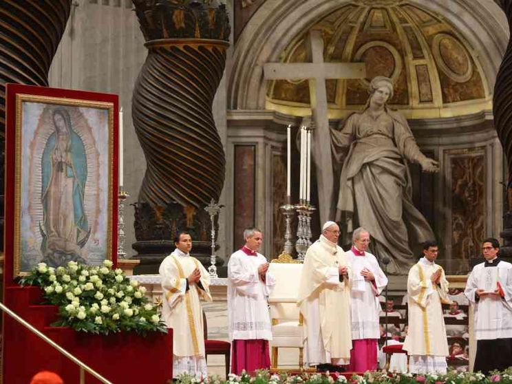 Papa Francesco: Maria luce in una società cieca davanti a esclusi