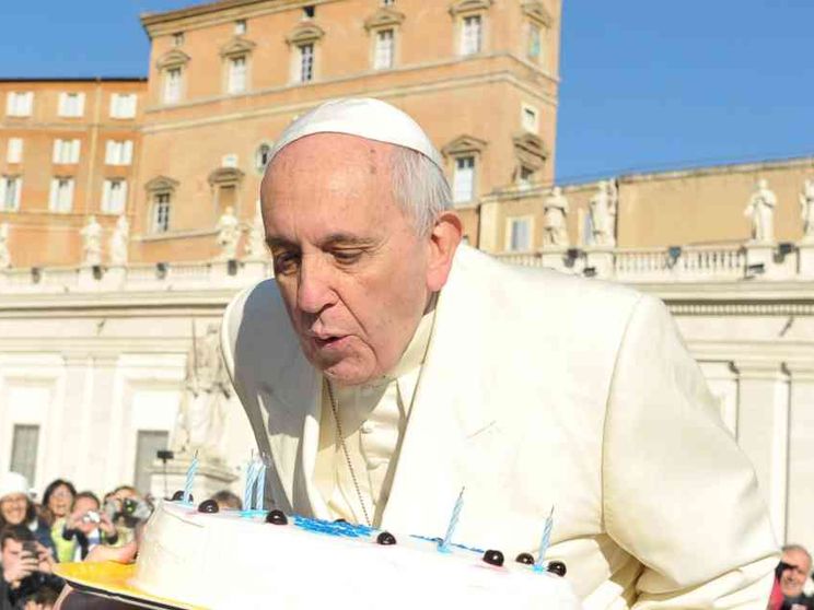 Come fare gli auguri di buon compleanno a papa Francesco