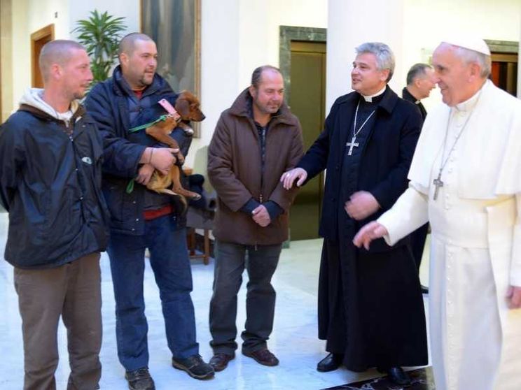 I clochard di Roma: «Donerei al Papa una coperta con le nostre foto»