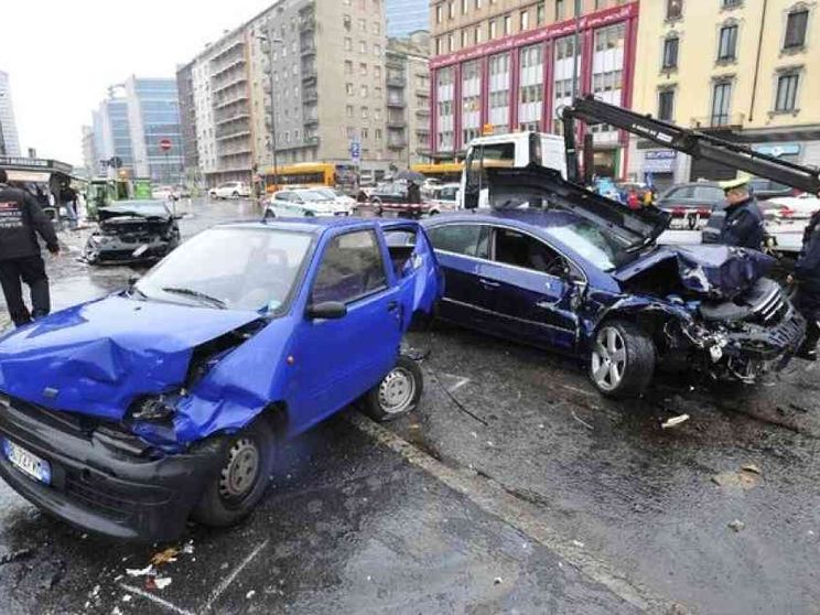 Calano gli incidenti stradali, più multe per chi usa il cellulare alla guida