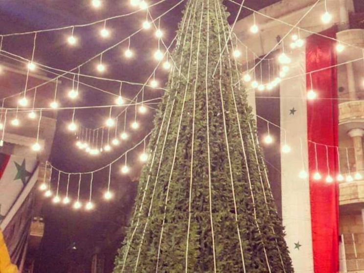 La festa di Aleppo intorno all'albero di Natale (il primo dopo 4 anni)
