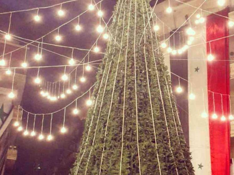 La festa di Aleppo intorno all'albero di Natale (il primo dopo 4 anni)