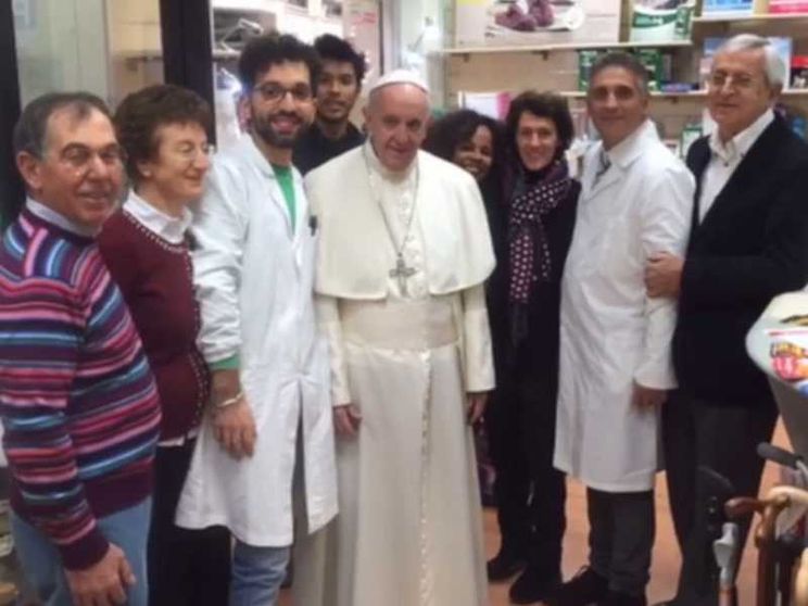 Papa a sorpresa in un negozio di ortopedia