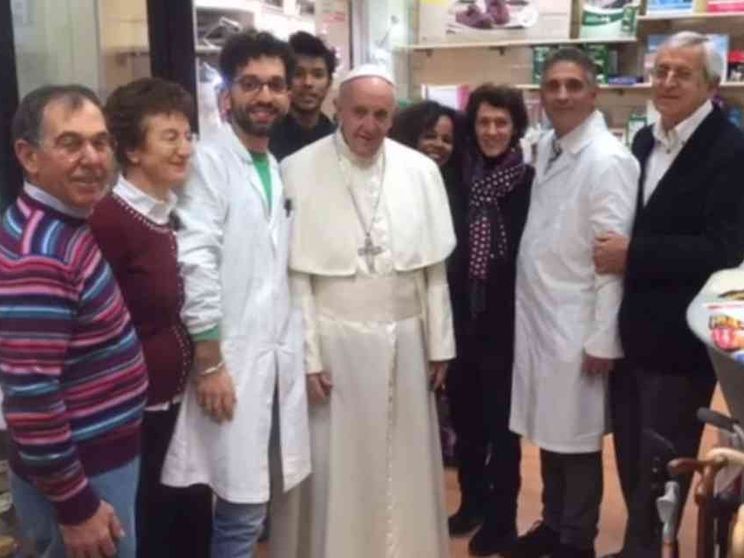 Papa a sorpresa in un negozio di ortopedia