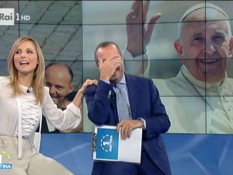 Francesco telefona in diretta a Uno Mattina: auguri di un Natale cristiano