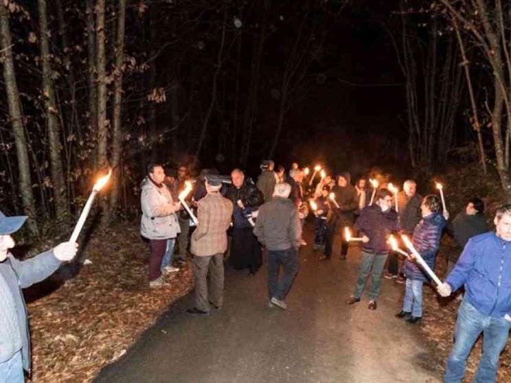 Fiaccolata natalizia a Valletti. «Dateci la strada»