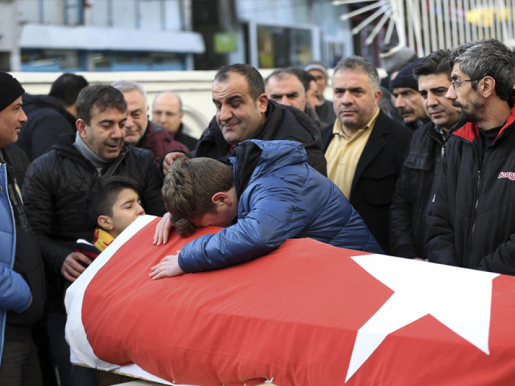 Attentato di Capodanno, 39 morti ed è caccia all'uomo