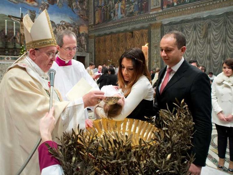 Il Papa battezza 28 bambini