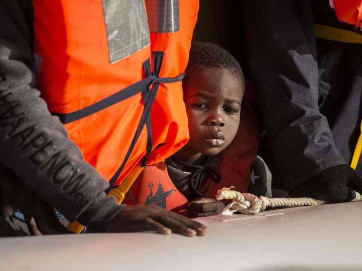 Naufragio al largo della Libia: otto morti, centinaia i dispersi