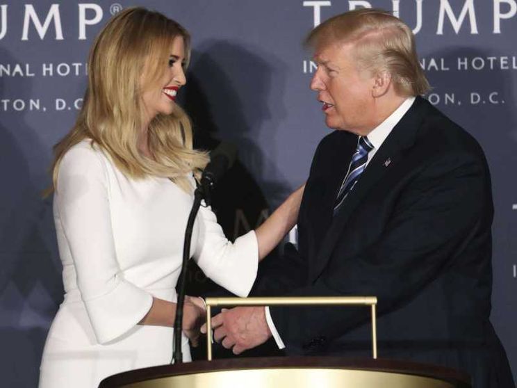 Trump giurerà su due Bibbie