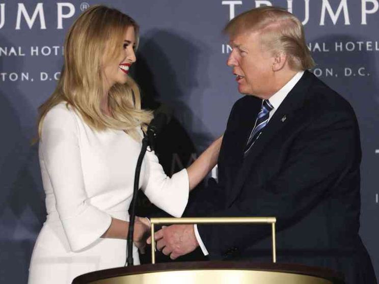 Trump giurerà su due Bibbie