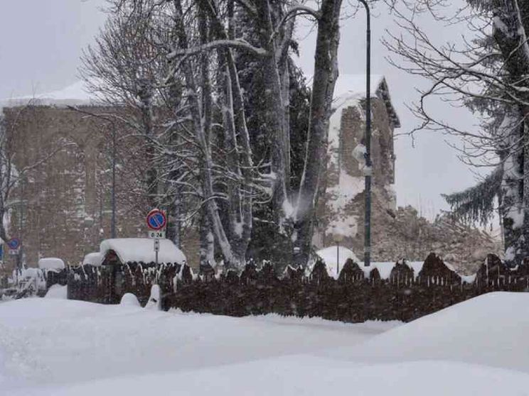Terremoto nel Centro Italia piegato dalla neve. Hotel investito da valanga
