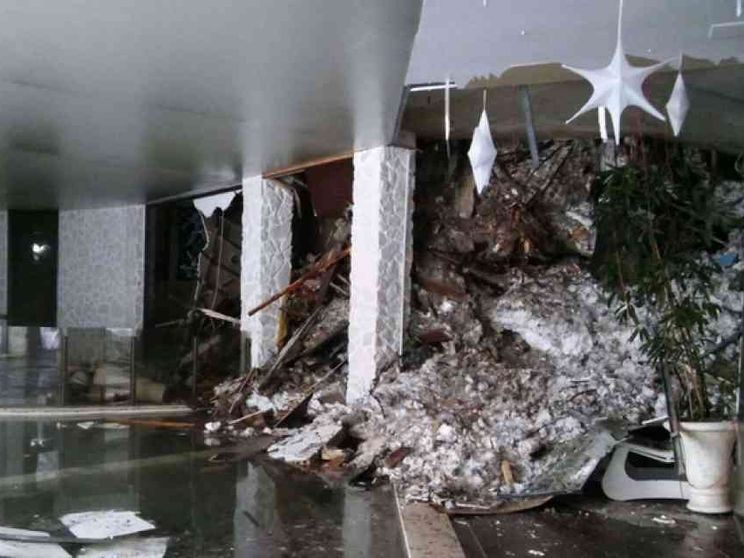 Valanga su hotel, 30 dispersi. Estratte le prime 4 vittime. «Tanti morti»