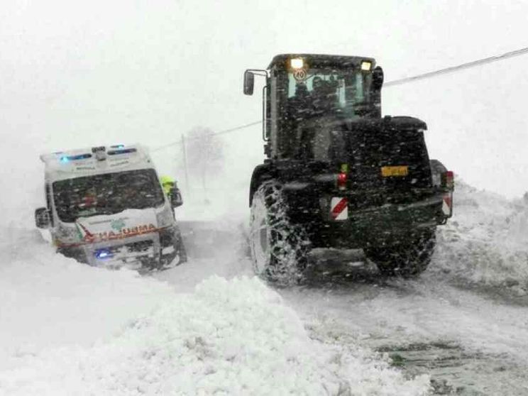 Senza luce, isolati, terremotati. L'odissea senza fine dell'Abruzzo